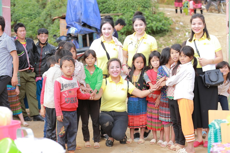 Nữ doanh nhân Sen Vàng “tri ân cuộc sống” - 4
Chụp hình lưu niệm cùng các em nhỏ