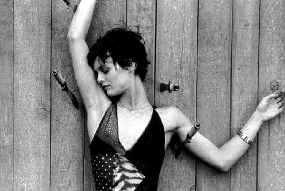 Thông thường những người phụ biểu diễn phóng dao là phụ nữ. Họ sẽ phải đứng theo một tư thế nào đó trước một tấm bảng, để người biểu diễn chính phóng dao vào những khoảng trống còn lại của tấm bảng. Đôi khi để khán giả thêm hồi hộp, người biểu diễn còn bịt mắt bằng khăn đen. Mặc dù người phóng dao đã rất thành thục thì đây vẫn là nghề nguy hiểm, bởi chỉ một chút rung tay là cô gái kia có thể bị thương