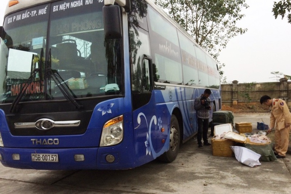 Chiếc xe khách vận chuyển hơn nửa tấn thịt lợn sữa