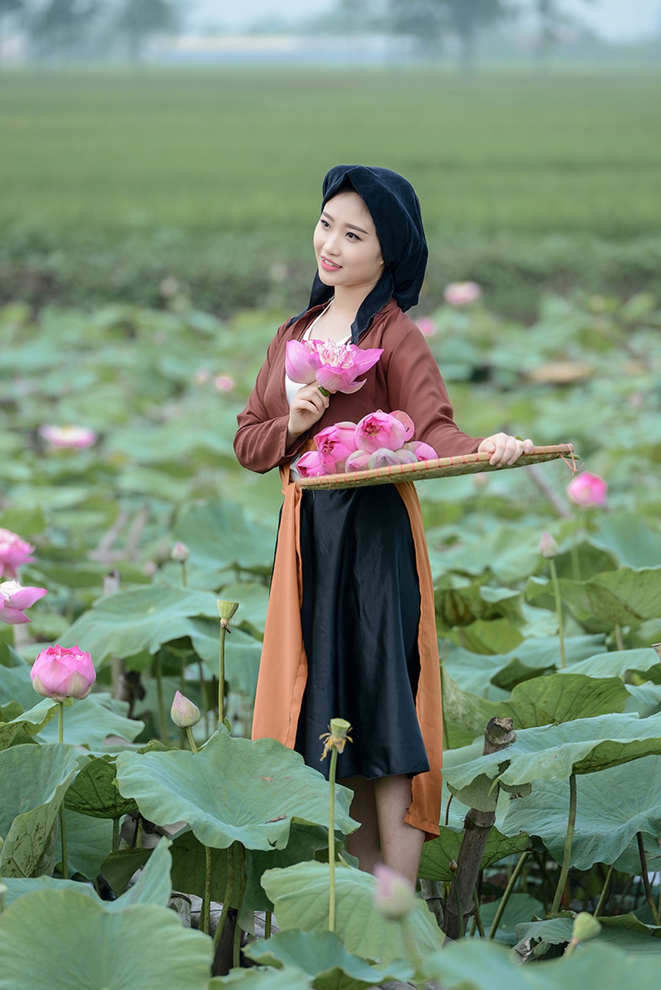 Dáng hình người phụ nữ Việt xưa trong bộ ảnh mùa sen - 11 Dáng hình người phụ nữ Việt xưa trong bộ ảnh mùa sen - 11