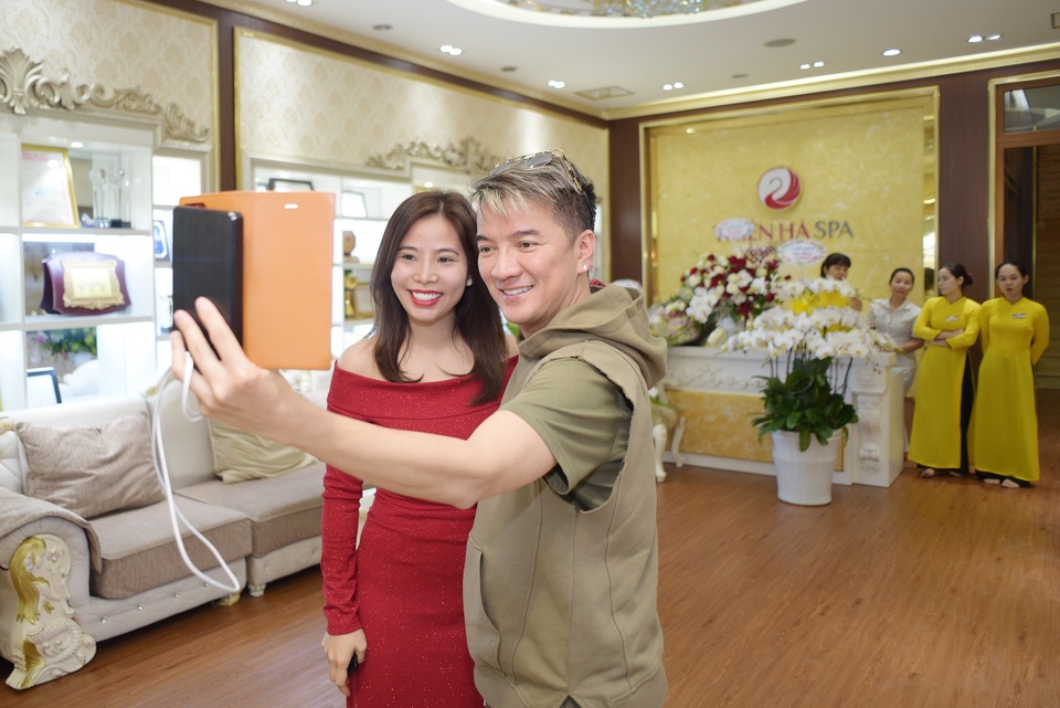 Người phụ nữ khiến Đàm Vĩnh Hưng và Quang Hà luôn nhớ đến mỗi dịp đặc biệt - 4 Người phụ nữ khiến Đàm Vĩnh Hưng và Quang Hà luôn nhớ đến mỗi dịp đặc biệt - 4
