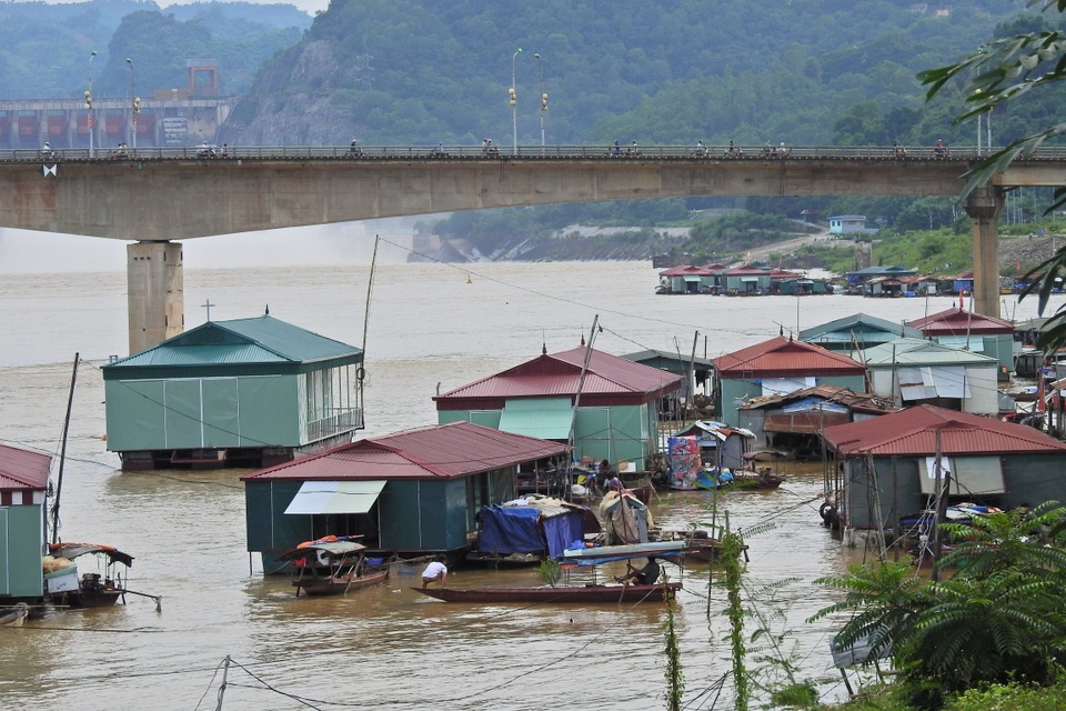 Ba bậc thang trên sông Đà mở 6 cửa xả lũ - 5 
Làng chài ven sông vất vả chống chọi với nước lũ.