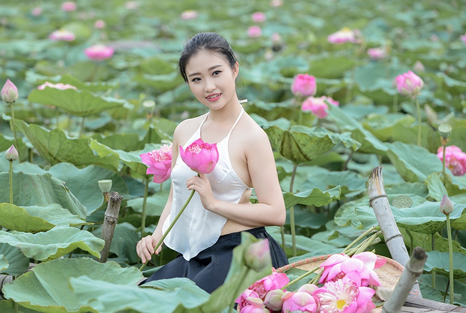 Dáng hình người phụ nữ Việt xưa trong bộ ảnh mùa sen - 8 Các bà, các mẹ, các chị ngày xưa sử dụng trang phục này trong sinh hoạt thường nhật và cả trong những ngày lễ hội.