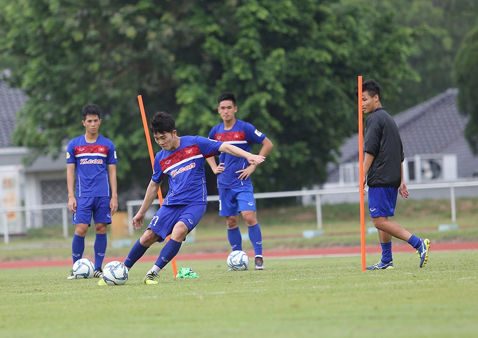 U22 Việt Nam phải nghỉ tập sớm vì… ông trời - 2
Xuân Trường thu hút sự chú ý của giới truyền thông