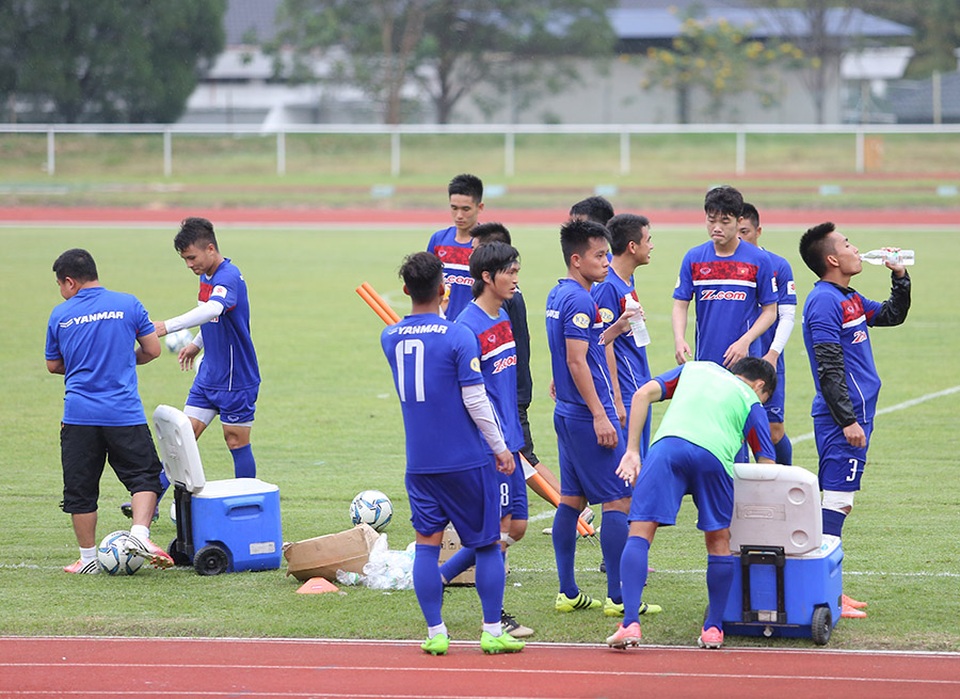 U22 Việt Nam phải nghỉ tập sớm vì… ông trời - 1
Các cầu thủ khá mệt mỏi trong ngày tập đầu tiên
