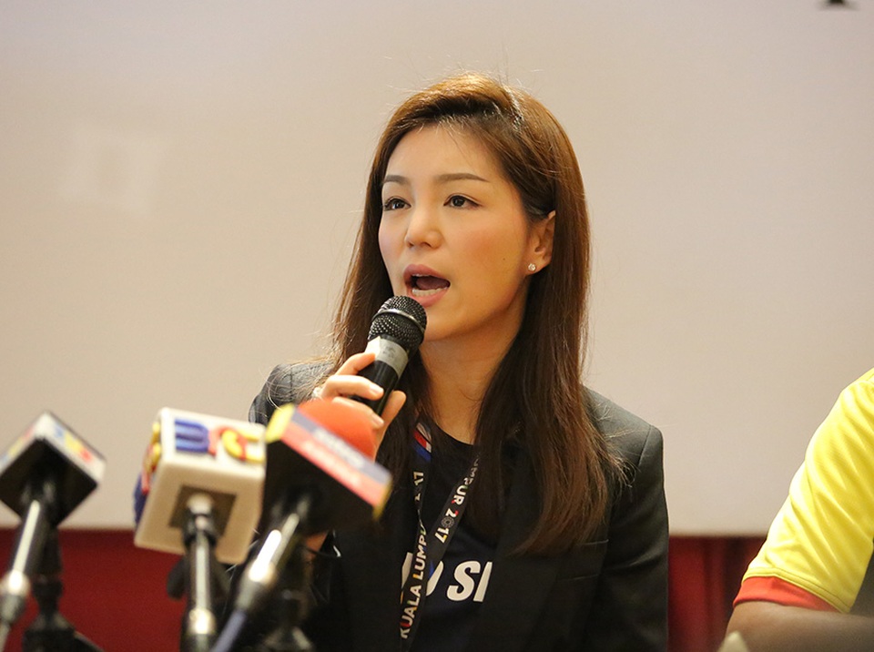 Nữ trưởng đoàn xinh đẹp người Thái Lan ấn tượng với HLV Hữu Thắng - 8 Nữ trưởng đoàn xinh đẹp người Thái Lan ấn tượng với HLV Hữu Thắng - 8