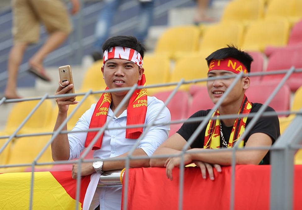 CĐV Việt Nam nhuộm đỏ khán đài tiếp lửa U22 Việt Nam - 6 CĐV Việt Nam nhuộm đỏ khán đài tiếp lửa U22 Việt Nam - 6
