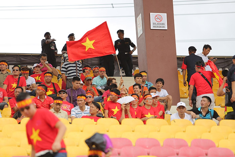 CĐV Việt Nam nhuộm đỏ khán đài tiếp lửa U22 Việt Nam - 1 CĐV Việt Nam nhuộm đỏ khán đài tiếp lửa U22 Việt Nam - 1