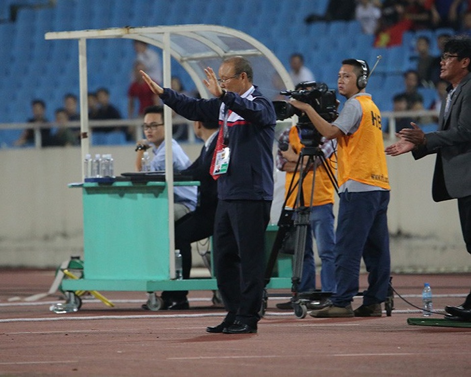 Cung bậc cảm xúc của HLV Park Hang Seo trong ngày giành vé dự Asian Cup - 7
Sự bình thản hiếm có của HLV Park Hang Seo
