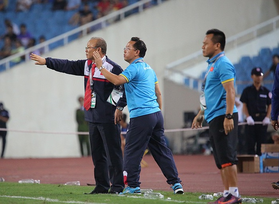 Cung bậc cảm xúc của HLV Park Hang Seo trong ngày giành vé dự Asian Cup - 3
Ông dõi theo từng pha xử lý bóng của các học trò