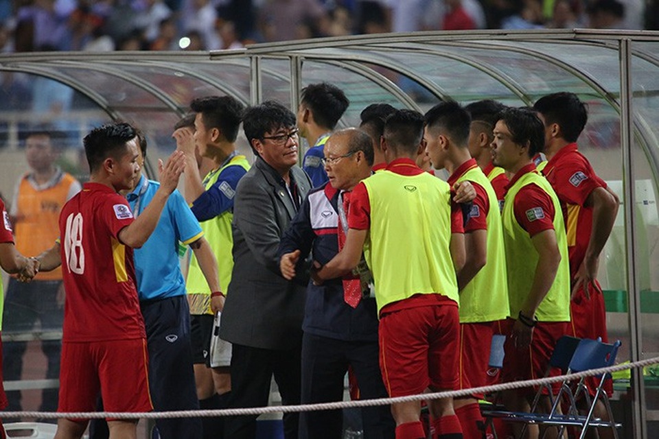 Cung bậc cảm xúc của HLV Park Hang Seo trong ngày giành vé dự Asian Cup - 11
Trưởng đoàn Dương Vũ Lâm chúc mừng thầy trò HLV Park Hang Seo