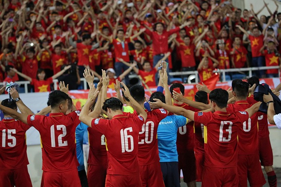 Cung bậc cảm xúc của HLV Park Hang Seo trong ngày giành vé dự Asian Cup - 9
Niềm vui của tuyển thủ Việt Nam khi hoàn thành mục tiêu, họ cảm ơn khán giả trên sân Mỹ Đình