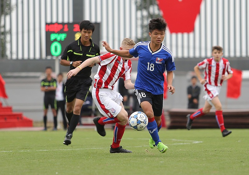 Giám đốc Ryan Giggs khen U15 PVF sau trận thắng U15 Stoke City - 12
Ryan Giggs khen ngợi cầu thủ U15 PVF sau trận đấu