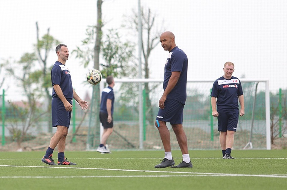 Giggs và Scholes đánh bại đội của HLV Hoàng Anh Tuấn, Việt Thắng - 14 Giggs và Scholes đánh bại đội của HLV Hoàng Anh Tuấn, Việt Thắng - 14