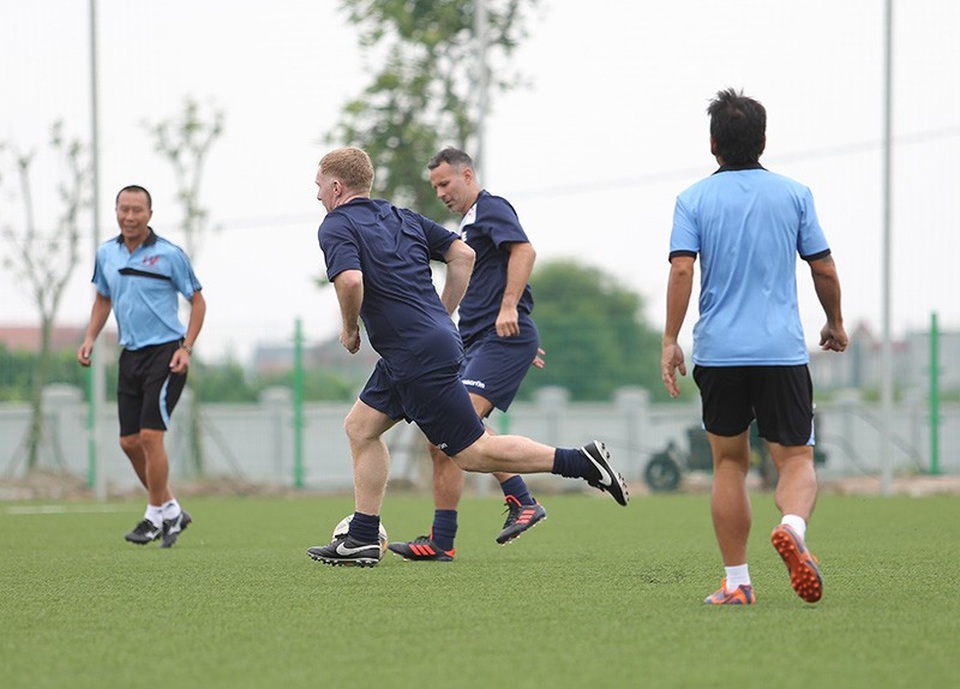 Giggs và Scholes đánh bại đội của HLV Hoàng Anh Tuấn, Việt Thắng - 12 Giggs và Scholes đánh bại đội của HLV Hoàng Anh Tuấn, Việt Thắng - 12