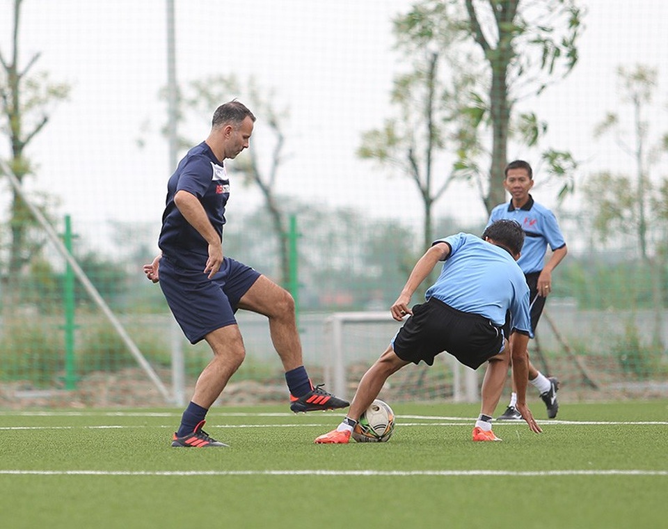 Giggs và Scholes đánh bại đội của HLV Hoàng Anh Tuấn, Việt Thắng - 8
Giggs vẫn là người được chú ý nhiều nhất trên sân
