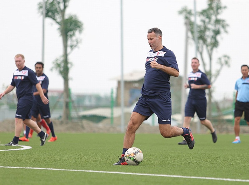Giggs và Scholes đánh bại đội của HLV Hoàng Anh Tuấn, Việt Thắng - 5
Giggs vẫn thể hiện được phẩm chất với cái chân trái kỹ thuật