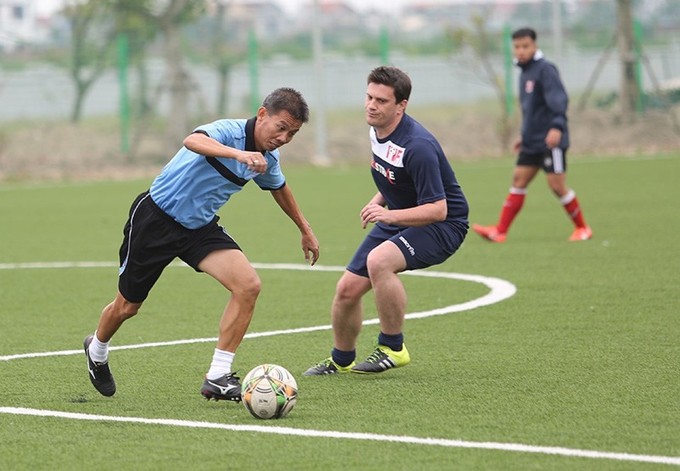 Giggs và Scholes đánh bại đội của HLV Hoàng Anh Tuấn, Việt Thắng - 3
HLV Hoàng Anh Tuấn trong tình huống xử lý bóng kỹ thuật