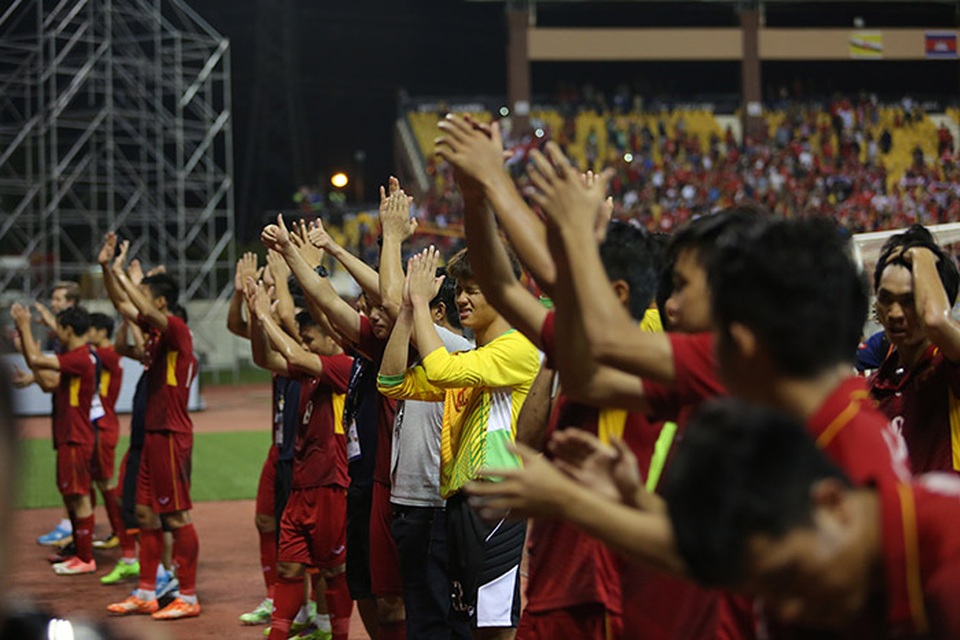 Tuyển thủ U22 Việt Nam buồn bã sau khi bị Indonesia cầm hòa - 6
Toàn đội cảm ơn người hâm mộ