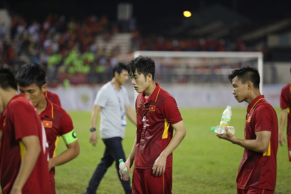 Tuyển thủ U22 Việt Nam buồn bã sau khi bị Indonesia cầm hòa - 3
Xuân Trường mệt mỏi sau trận đấu mất nhiều thể lực