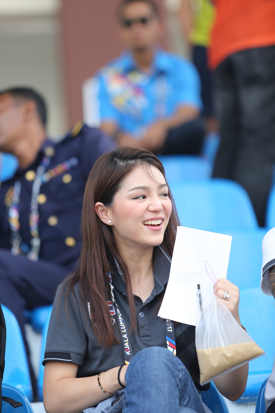 Nữ trưởng đoàn U22 Thái Lan lạnh lùng, đăm chiêu trước trận gặp U22 Việt Nam - 6