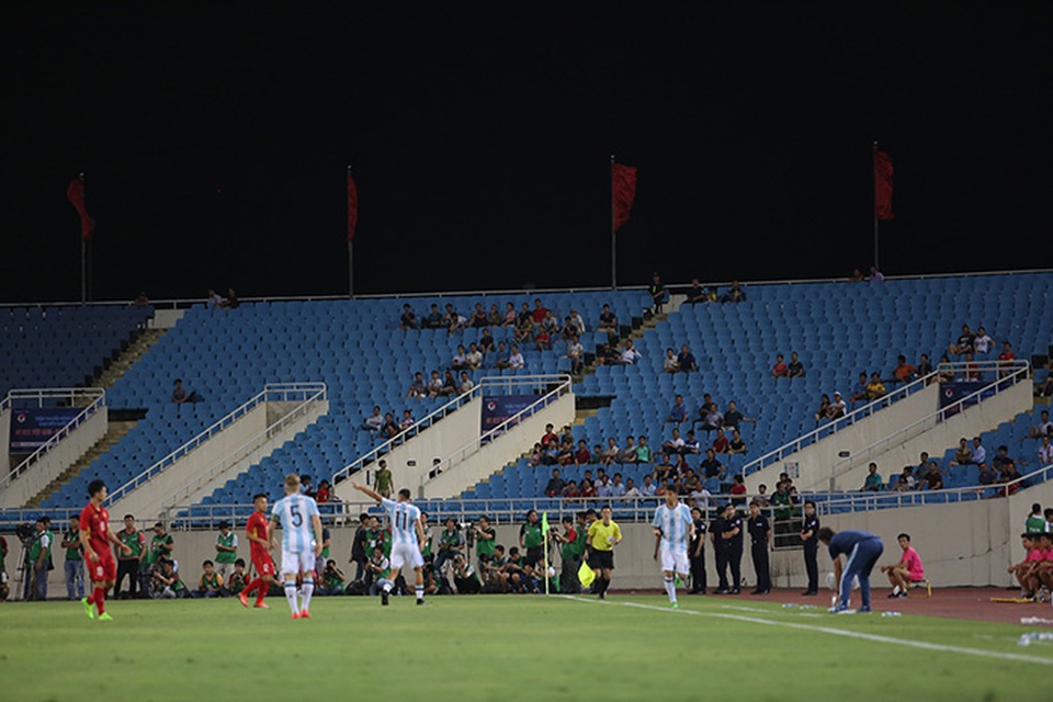 U23 Việt Nam thua nặng nề trong ngày sân Mỹ Đình vắng khán giả - 10
Bầu không khí thiếu sôi động trên khán đài trong ngày U23 Việt Nam thua đậm