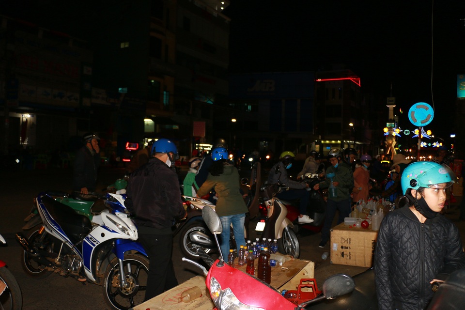 Nhiều người dân đành quay sang điểm bán xăng lẻ bên đường để đổ xăng với giá khá cao