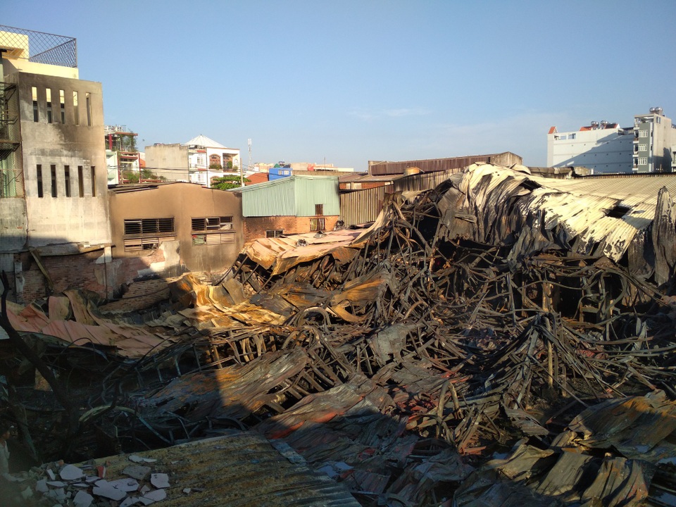 Hơn 200 cảnh sát trắng đêm vật lộn với đám cháy kinh hoàng - 4