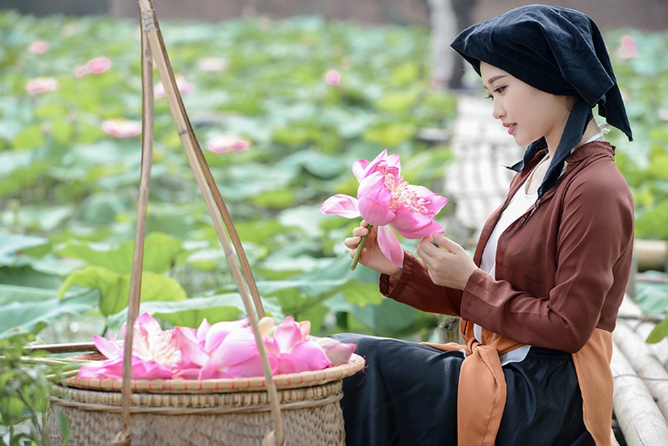 Dáng hình người phụ nữ Việt xưa trong bộ ảnh mùa sen - 6 Thu Hiền tái hiện hình ảnh của người phụ nữ Việt Nam trong xã hội cũ với trang phục trên người là chiếc áo tứ thân, kết hợp với váy đụp và khăn mỏ quạ màu đen.