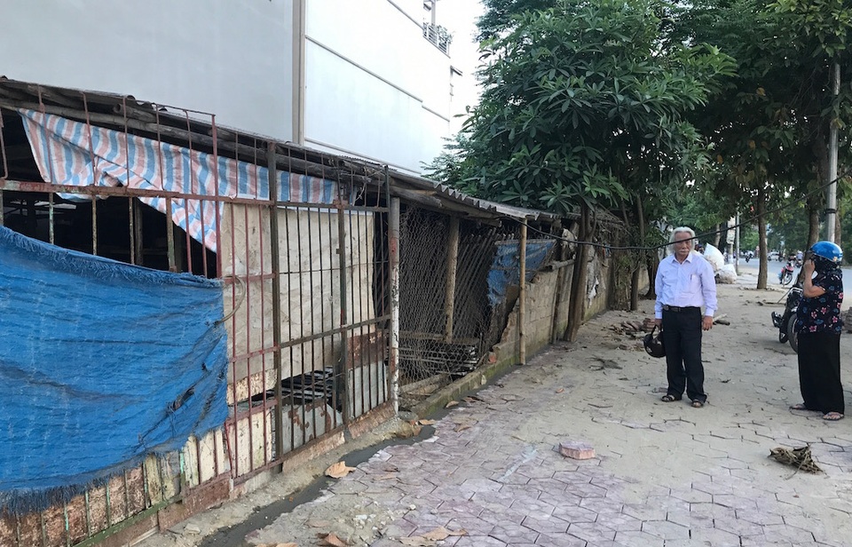 Bài 4: "Hô biến" đất của dân xong, cán bộ rút kinh nghiệm?! - 8 Dù mảnh đất bà Cúc chiếm đoạt và ngày 11/4/2012 - UBND TP Vinh đã có Thông báo về việc thu hồi, huỷ bỏ GCNQSDĐ của bà Cúc. Ngày 11/4/2012 - UBND TP Vinh đã có Thông báo về việc thu hồi, huỷ bỏ GCNQSDĐ của bà Cúc.