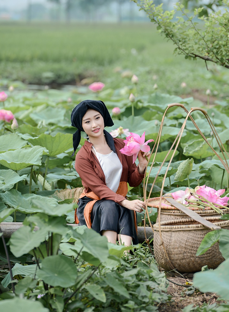 Dáng hình người phụ nữ Việt xưa trong bộ ảnh mùa sen - 5 Với hoa sen, Thu Hiền vào vai một người phụ nữ Việt Nam xưa. Cô cho rằng hình tượng con người này rất phù hợp với hoa sen.