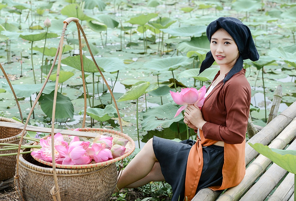 Dáng hình người phụ nữ Việt xưa trong bộ ảnh mùa sen - 4 Hiện nay, Thu Hiền đã chụp được bộ ảnh với hoa sen, hoa phượng, hoa loa kèn.