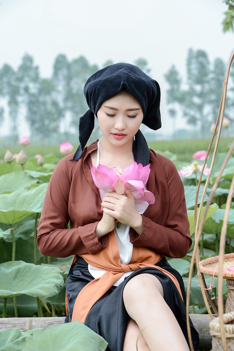 Dáng hình người phụ nữ Việt xưa trong bộ ảnh mùa sen - 3
Đó là lí do Thu Hiền nhận lời thực hiện bộ ảnh này. Hiền nói: Em không phải mẫu ảnh, chỉ là vì em yêu các mùa hoa của Hà Nội và ôm ấp ước mong chụp đủ 12 mùa hoa, còn đến với ảnh vì lý do nữa là em muốn ghi lại những khoảnh khắc đẹp qua ảnh.