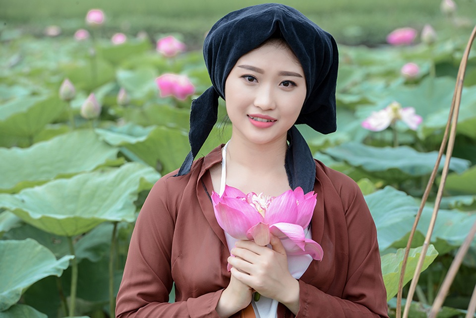 Dáng hình người phụ nữ Việt xưa trong bộ ảnh mùa sen - 2
Nguyễn Thu Hiền, sinh năm 1993, đang công tác tại Bảo hiểm Quân đội. Thu Hiền không phải là một người mẫu nhưng cô đam mê vẻ đẹp của nghệ thuật, đặc biệt là vẻ đẹp của các mùa hoa Hà Nội qua ống kính của các nhiếp ảnh gia.