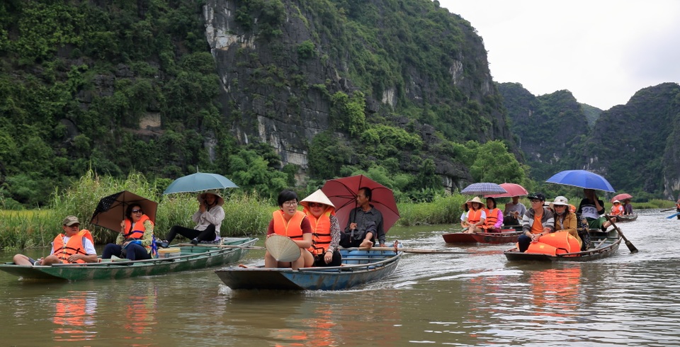 Đẹp ngỡ ngàng Tam Cốc mùa lúa chín - 10
Khách tham quan sẽ được mặc áo phao, kèm theo ô để che nắng suốt quá trình khám phá Tam Cốc