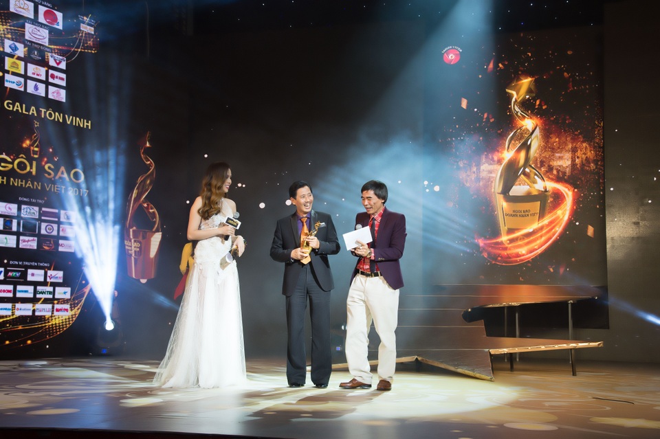 Đêm gala tôn vinh Ngôi Sao Doanh Nhân Việt 2017 diễn ra thành công tốt đẹp - 5 Đêm gala tôn vinh Ngôi Sao Doanh Nhân Việt 2017 diễn ra thành công tốt đẹp - 5
