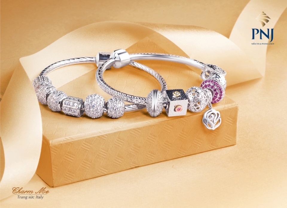 Quà tặng 8/3 - Của cho không bằng cách cho - 9 Trang sức Charm Me với chiếc vòng vàng có thiết kế đơn giản nhưng không hề mất đi nét duyên dáng cùng những hạt charm tinh tế