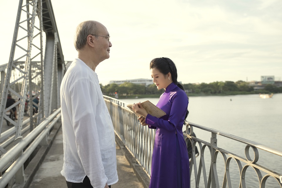 Chuyện tình đắm say của nhạc sĩ Vũ Thành An với một cô gái Huế - 2 Nhạc sĩ không chỉ kể lại chuyện tình của mình mà còn trao cuốn nhật ký viết tay cho Nữ hoàng phòng trà Hà Nội một thời đọc.