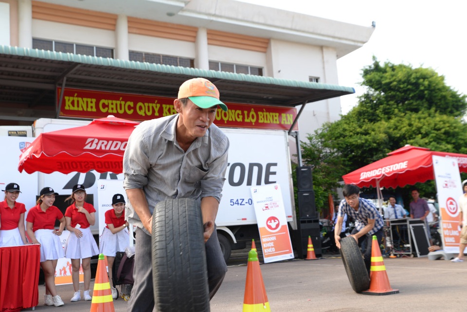 
Với chiến dịch Cùng Bridgestone về nhà an toàn, Bridgestone đã đem niềm vui đến với rất nhiều bác tài, cảm thông và quan tâm nhiều hơn
