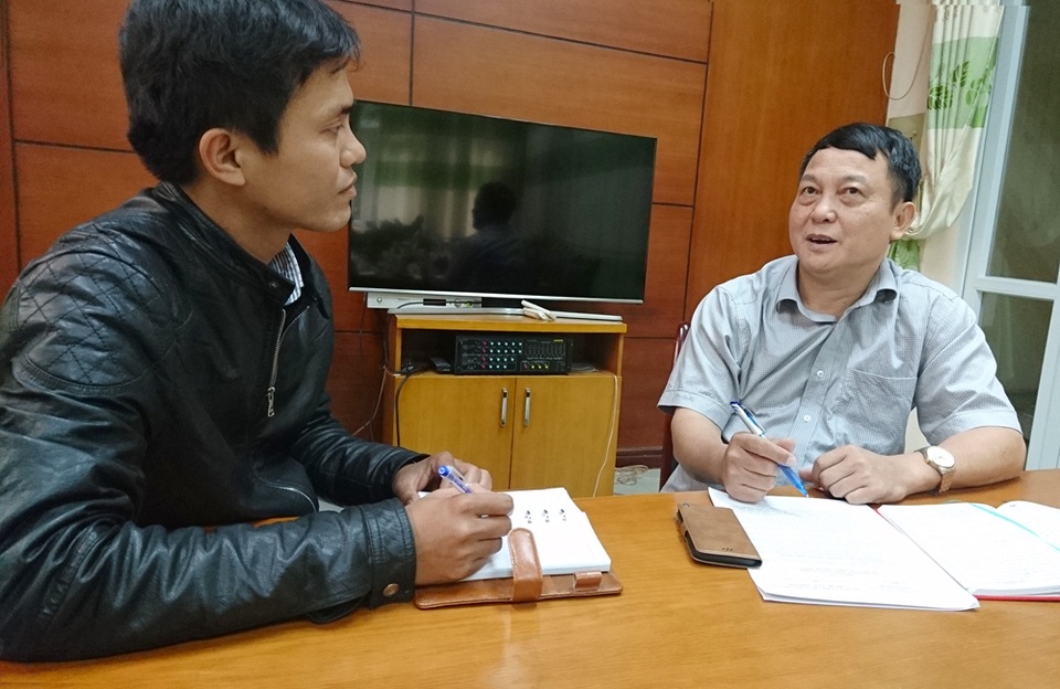 Ông Phạm Tiến Dũng (bìa phải), Trưởng phòng Thanh tra chuyên ngành – Thanh tra Bộ Nông nghiệp và Phát triển Nông thôn trao đổi với PV Dân trí.