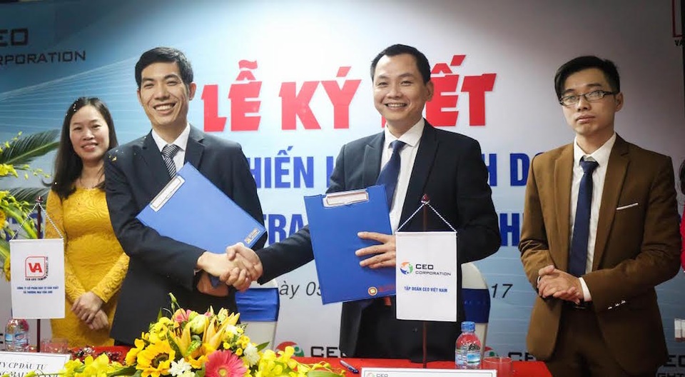Tập đoàn CEO Việt Nam và Công ty CP ĐT SX&TM Vân Anh ký kết kinh doanh - 1 CTHĐQT – TGĐ Tập đoàn CEO Việt Nam ông Ngô Minh Tuấn và CTHĐQT – TGĐ đèn Vân Anh ông Nguyễn Thế Anh ký kết hợp tác.