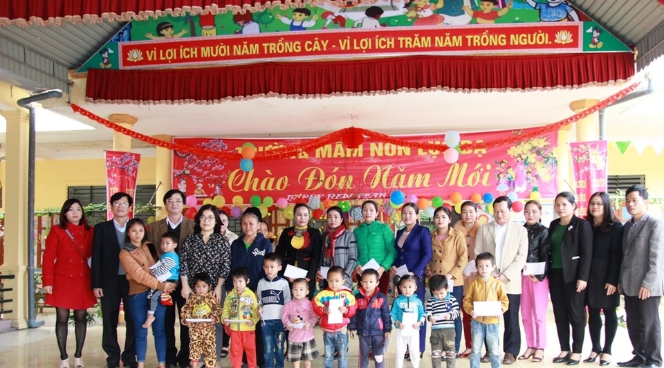 540 suất quà Tết được ngành giáo dục trao cho giáo viên, học sinh 6 huyện khó khăn của tỉnh Nghệ An đã phần nào khích lệ và động viên tinh thần cô trò trong dịp Tết.