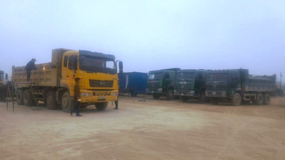 Cắt hàng loạt xe tải cơi nới thùng trái quy định - 1 Trong đầu giờ sáng, nhiều xe vi phạm đã bị lực lượng Thanh tra giao thông xử lý, yêu cầu cắt gọt thành thùng đã cơi nới.