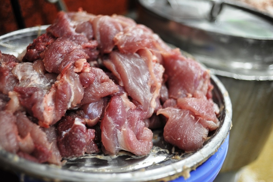 Nghệ nhân Ước Lễ chia sẽ bí quyết làm nem chua rán ngon tại nhà - 1 Thịt lợn (heo) phải tươi, nghĩa là lợn vừa mổ thịt xong, dùng tay sờ vào thịt hãy còn ấm, bóng mịn, đỏ hồng.