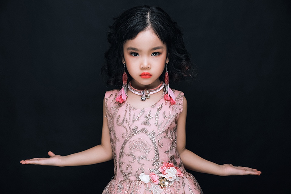 Mẫu nhí Nguyễn Phương Anh tuy mới 5 tuổi nhưng sở hữu một phong thái xuất thần, được đánh giá tựa như một “nữ hoàng” đầy quyền lực