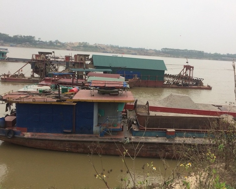 Tàu cuốc “ăn cát” trên sông Hồng, người dân kêu cứu vì sạt lở! - 1
Tàu cuốc “ăn cát” trên sông Hồng, người dân kêu cứu vì sạt lở.