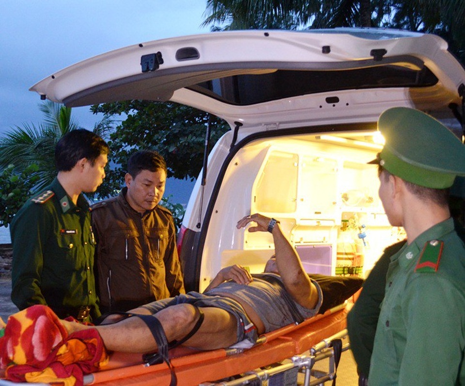 Đưa 2 thuyền viên bị thương ngoài biển vào đất liền cấp cứu - 1
Đưa thuyền viên bị nạn vào bờ an toàn