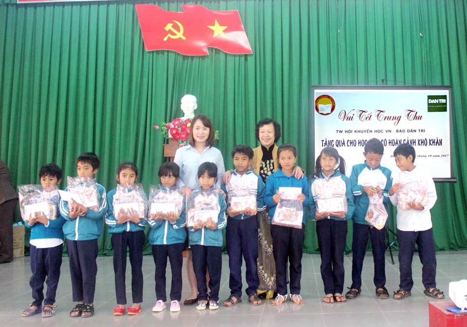 Báo Dân trí tặng quà Trung thu cho các em có hoàn cảnh khó khăn - 4 Ngoài những phần quà là sữa, bánh... Báo Dân trí tặng thêm 10 suất học bổng cho các em học sinh dân tộc thiểu số có hoàn cảnh đặc biệt khó khăn
