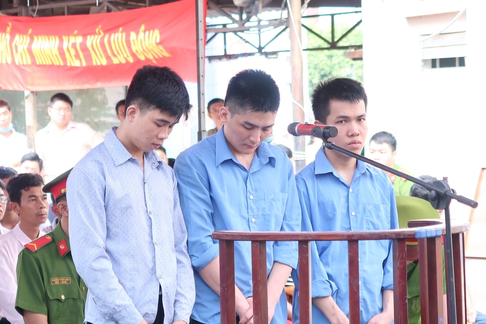 Giết người vì bị tát sau chầu nhậu - 1 Các bị cáo tại phiên tòa.