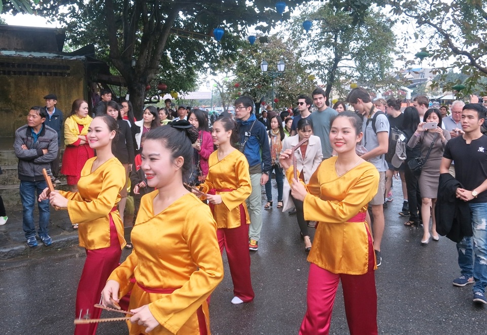Phố cổ Hội An đón đoàn du khách đầu tiên “xông đất” năm mới 2017 - 4 Múa hát sắc bùa cầu chúc du khách năm mới nhiều may mắn